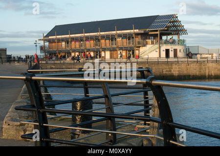 Seaham Harbour - espace pour les visiteurs avec de petits magasins et cafés Banque D'Images