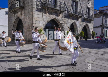 Tambours traditionnels band en face de l'ancien hôtel de ville sur la place de la République, cœur du centre historique de Viana do Castelo ville dans la région de Norte de Portugal Banque D'Images