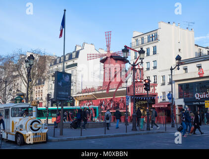 PARIS - le 14 janvier 2018 : Le Moulin Rouge , le 14 janvier 2018 à Paris, France. Moulin Rouge est un cabaret construit en 1889, la localisation dans le Pa Banque D'Images