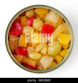 Ouvrir boîte de fruits cocktail isolated on white à partir de ci-dessus. Banque D'Images