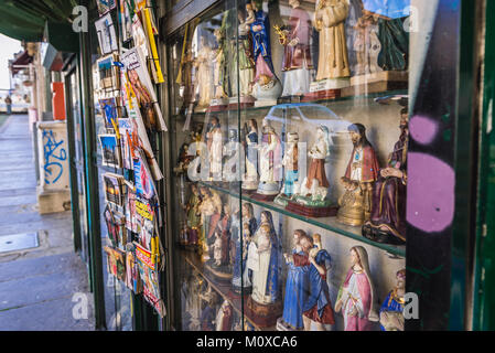 Objets de dévotion à la vente en kiosque à Braga, une des plus anciennes villes du Portugal, situé dans la province du Minho historique Banque D'Images