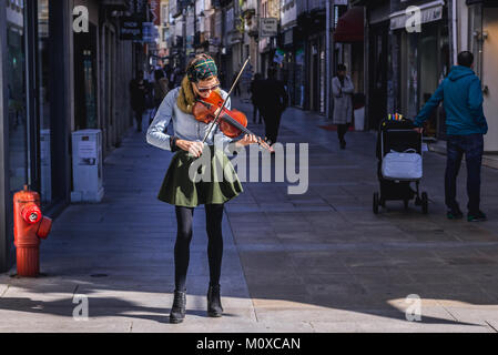 Femme jouant du violon sur rue à Braga, une des plus anciennes villes du Portugal, situé dans la province du Minho historique Banque D'Images