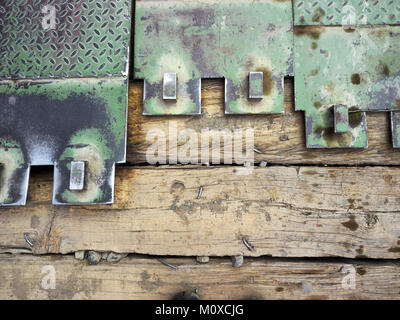 Texture Grunge arrière-plan de secours à partir de planches de bois vert blanchâtre et rivets en métal à partir de ci-dessus. Banque D'Images
