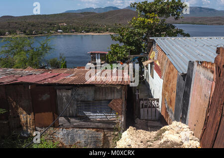 Maisons de ferraille sur l'île de Grand-mère après un ouragan en Santiage de Cuba Banque D'Images