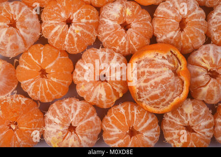 Rouge frais réels de tangerines, pelés, sont gros tas Banque D'Images