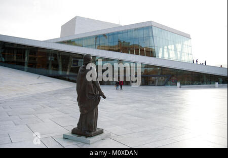 Vue sur le hall de marbre et de granit à l'entrée vitrée de l'Opéra d'Oslo, Norvège. La staue de Flagstad est soprano. Banque D'Images