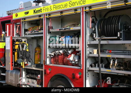 Vue rapprochée du KENT FIRE & RESCUE SERVICE CAMION DE POMPIERS AVEC DES COMPARTIMENTS OUVRIR montrant l'INCENDIE Banque D'Images