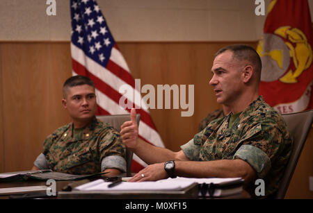 Le lieutenant-colonel Steven J. Eastin, commandant du 3e Bataillon, 3e Marines, pose des questions pendant le cours de chef de l'équipe de reconnaissance d'équipe d'étudiants, le 30 octobre 2017, Base du Corps des Marines à Washington. Trois aviateurs tactiques spéciales est diplômé de RTLC en novembre, après deux mois de désert, jungle et rigoureux entraînement amphibie. RTLC est conçu pour développer de meilleurs membres de junior team leaders grâce à l'entraînement réaliste. (U.S. Air Force Banque D'Images