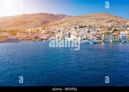 Vue sur port de ville Emporio (Nimborio) - capitale de l'île de Halki (Grèce) Banque D'Images