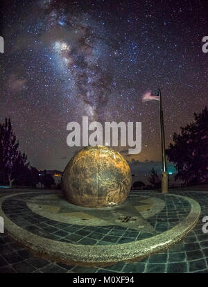 Pointe de Bornéo malaisien et d'un drapeau la nuit, Kudat Banque D'Images