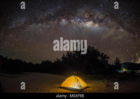 Camping sous milkyway à Pantai Beach, Kudat, Malaisie Banque D'Images