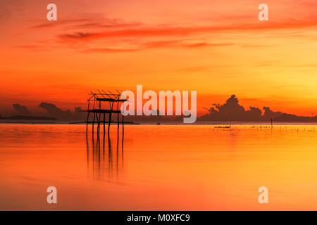 Cabane en bois dans la mer au lever du soleil, Kudat, Malaisie Banque D'Images