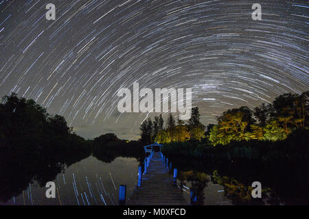 Jetty et du lac la nuit, Kudat, Malaisie Banque D'Images