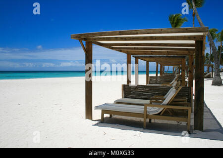 Chaises de plage de détente en République Dominicaine Banque D'Images