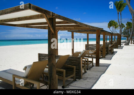 Chaises de plage à Cap Cana, Punta Cana, République Dominicaine Banque D'Images