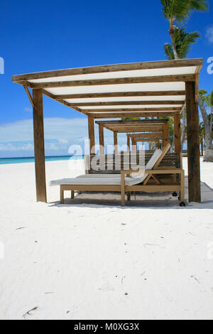 Chaises de plage sur la plage des Caraïbes à Punta Cana, République Dominicaine Banque D'Images