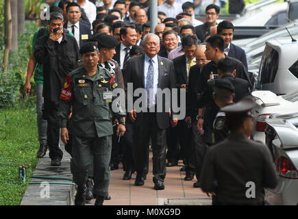 Bangkok, Thaïlande. Feb 23, 2018. Le Procureur général a sue commandés sur Suthep Thaugsuban et 8 dirigeants du PDRC (Comité de réforme démocratique du peuple) de la rébellion et le terrorisme. L'accusation a causé de leur protestation contre l'arrêt "Bangkok" en 2014 et a mené à coup d'être dans quelques mois plus tard. Plus tard, tous les défendeurs ont reçu une autorisation de la Cour pénale sous caution en soumettant l'argent sécurité THB600,000 /personne. (Est. USD 17 200) Thitinun Sampiphat : Crédit/Pacific Press/Alamy Live News Banque D'Images