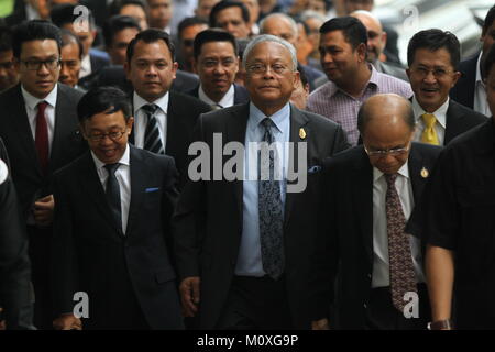 Bangkok, Thaïlande. Feb 23, 2018. Le Procureur général a sue commandés sur Suthep Thaugsuban et 8 dirigeants du PDRC (Comité de réforme démocratique du peuple) de la rébellion et le terrorisme. L'accusation a causé de leur protestation contre l'arrêt "Bangkok" en 2014 et a mené à coup d'être dans quelques mois plus tard. Plus tard, tous les défendeurs ont reçu une autorisation de la Cour pénale sous caution en soumettant l'argent sécurité THB600,000 /personne. (Est. USD 17 200) Thitinun Sampiphat : Crédit/Pacific Press/Alamy Live News Banque D'Images