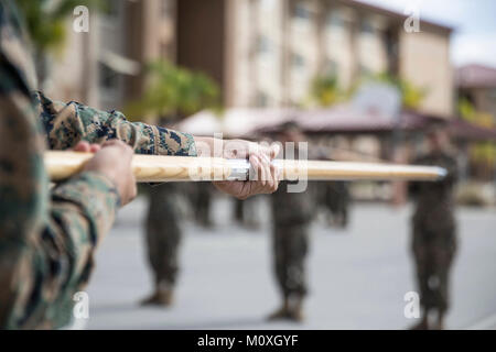 Le Caporal des Marines des États-Unis. Israël Tovar, un greffier d'alimentation avec le 1er Bataillon du Régiment d'approvisionnement, lutter contre les 15, 1er Groupe Logistique Maritime, présente un guidon pendant les caporaux 3-18 Cours de Camp Pendleton, en Californie, le 19 janvier 2018. Percer instille Marines à aux commandes instantanément et s'appuie sur le leadership de l'unité. (U.S. Marine Corps Banque D'Images