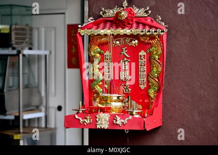 Laiton traditionnel lion heurtoir sur laque rouge porte de Temple chinois Banque D'Images