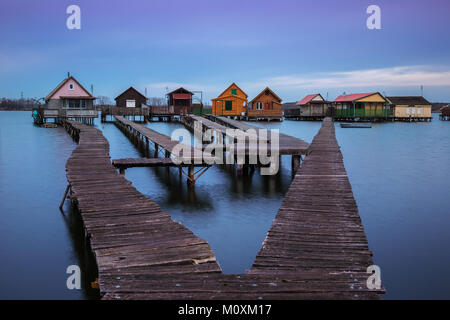 Lac de Bokod, Hongrie - le célèbre village flottant avec piers et pêche chalets en bois sur un matin d'hiver nuageux Banque D'Images