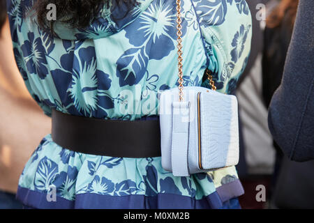 MILAN - janvier 13 : Femme avec fleurs bleu clair et blanc veste en cuir avant de Marni fashion show, Milan Fashion Week street style le 13 janvier Banque D'Images