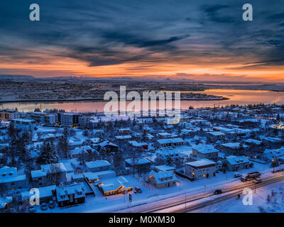 Maison en hiver dans Kopavogur, une banlieue de Reykjavik, Islande. Cette image est tourné à l'aide d'un drone. Banque D'Images