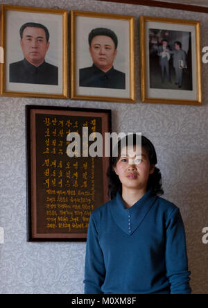 Femme de la Corée du Nord qui a eu une visite de Kim Jong-il dans sa maison, dans la province du Hamgyong du Nord, Jung Ri Pyong, la Corée du Nord Banque D'Images
