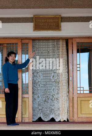 Femme de la Corée du Nord qui a eu une visite de Kim Jong Il dans sa maison, dans la province du Hamgyong du Nord, Jung Ri Pyong, la Corée du Nord Banque D'Images