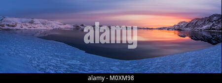 Aérien - Coucher de soleil sur le lac Kleifarvatn, Islande. Cette image est tourné à l'aide d'un drone. Banque D'Images
