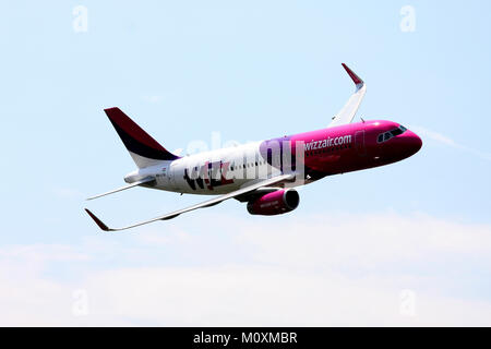 Airbus A320 avion au-dessus de Budapest. Budapest Air Show. Banque D'Images