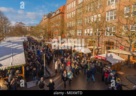 Afficher le long de la Weser Schlachte, le Riverside, avec le traditionnel marché de Noël, Bremen, Germany, Europe Banque D'Images