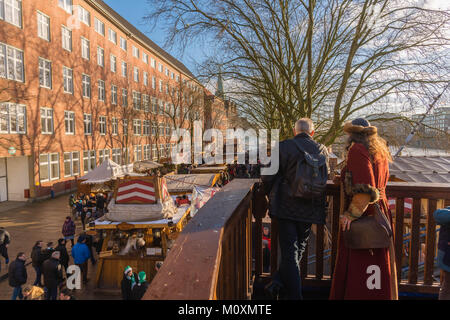 Afficher le long de la Weser Schlachte, le Riverside, avec le traditionnel marché de Noël, Bremen, Germany, Europe Banque D'Images