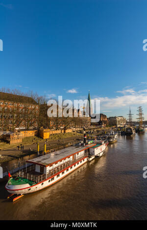 Afficher le long de la Weser Schlachte, le Riverside, Bremen, Germany, Europe Banque D'Images