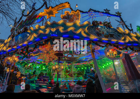 Foire de Noël sur Domshof à côté de la cathédrale dans le centre-ville, à Brême, Allemagne, Europe Banque D'Images