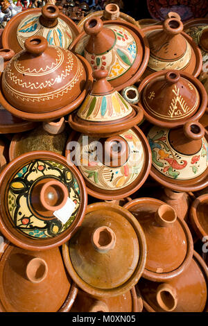 Sélection de tajines marocains colorés. Plat traditionnel, de la viande et des légumes pour tajine en céramique. Banque D'Images