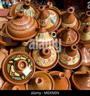 Sélection de tajines marocains colorés. Plat traditionnel, de la viande et des légumes pour tajine en céramique. Banque D'Images