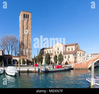 Chiesa dei Santi Maria e Donato dans Campo San Donato, , Murano, Venise, Vénétie, Italie avec son clocher ou campanile vu de l'autre côté du canal Banque D'Images