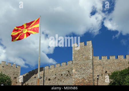 Le drapeau macédonien sur la forteresse de Samuel Ohrid Banque D'Images