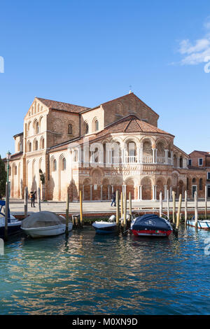 Chiesa dei Santi Maria e Donato, église, Campo San Donato, Murano, Venise, Italie dans la lumière du soir vue sur le canal Banque D'Images