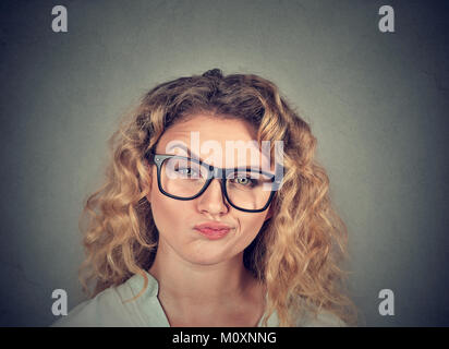 Jeune modèle de lunettes ayant des doutes et à la bitchy à huis clos. Banque D'Images