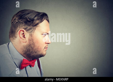 L'homme à la voiture officielle Chunky sérieusement avec l'expression de colère. Banque D'Images