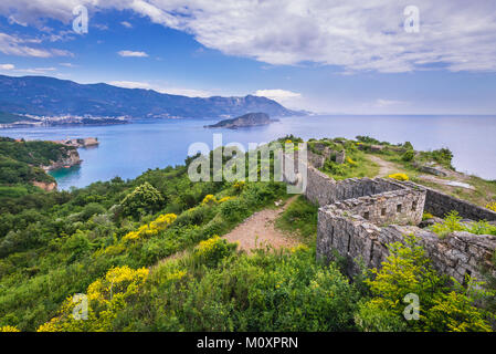 Ruines du 19e siècle la forteresse de Mogren Budva autrichien en ville sur la côte Adriatique, au Monténégro. Vue aérienne avec l'île de Sveti Nikola Banque D'Images