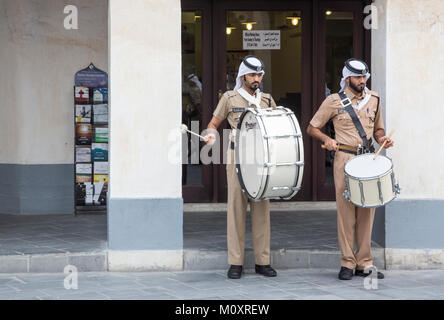 Doha, Qatar, le 25 novembre 2016 : les policiers à l'extérieur de la station de police de Doha Banque D'Images