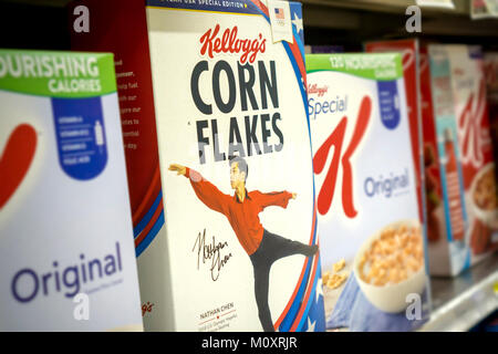 Boîtes de céréales Kellogg's Corn Flakes céréales petit déjeuner avec la patineuse artistique Nathan Chen un supermarché de New York le Jeudi, Janvier 18, 2018. Chen sera en compétition dans les Jeux Olympiques d'hiver de PyeongChang 2018 dans le cadre de l'équipe olympique de patinage artistique des États-Unis. (© Richard B. Levine) Banque D'Images