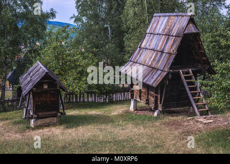 Grange et le maïs crib dans le parc du patrimoine ethnographique appelé vieux musée du village de Sirogojno, Zlatibor village dans l'ouest de la Serbie Banque D'Images