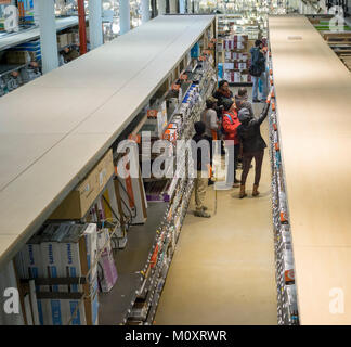 Un magasin Home Depot dans le quartier de Chelsea, New York, le Jeudi, Janvier 18, 2018. Le principal indicateur d'activité de remodelage remodelage des projets qui vont sauter à la maison, 7,5  % plus élevés en 2018 par rapport à l'année précédente, la plus importante augmentation annuelle depuis l'avènement de la "grande récession". (Â© Richard B. Levine) Banque D'Images