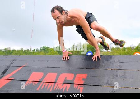 OVIEDO, ESPAGNE - 9 mai : Storm Race, un parcours extrême en mai 9, 2015 à Oviedo, Espagne. Saut d'un mur en bois de canaux chauds. Banque D'Images