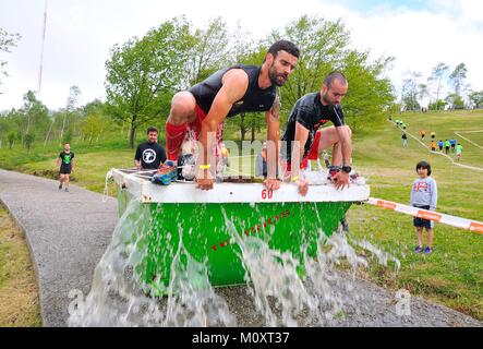 OVIEDO, ESPAGNE - 9 mai : Storm Race, un parcours extrême en mai 9, 2015 à Oviedo, Espagne. Runner dans le récipient d'eau glacée. Banque D'Images