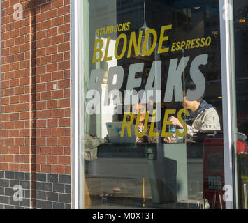 Un café Starbucks dans Chelsea à New York, le samedi 20 janvier, 2018. (© Richard B. Levine) Banque D'Images